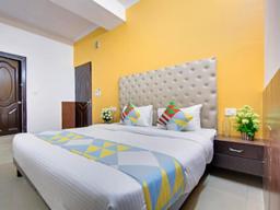 Hotel The Lazeez in Delhi