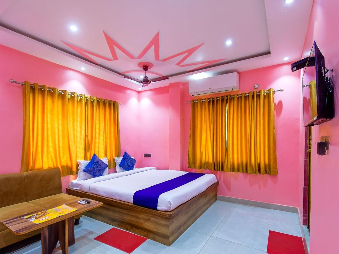 Hotel Redwood Plaza in Kolkata