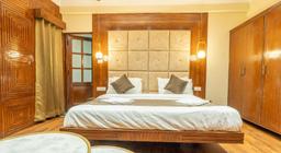 Villa Riverine Cafe And Riverview Residencies in Manali