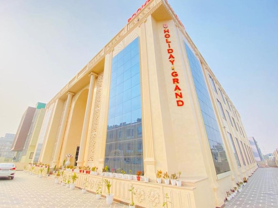 Hotel Holiday Grand in Noida