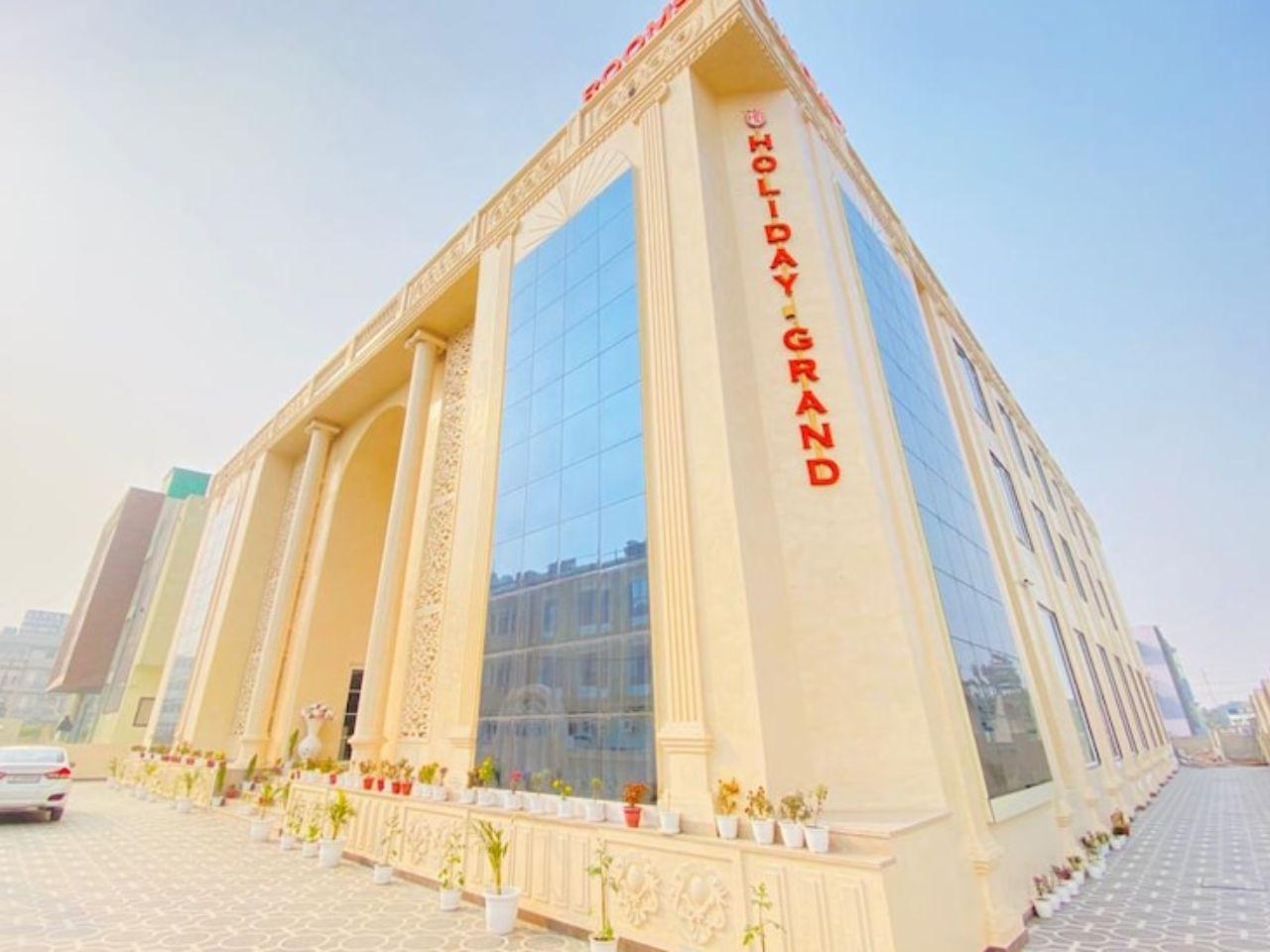 Hotel Holiday Grand in Noida