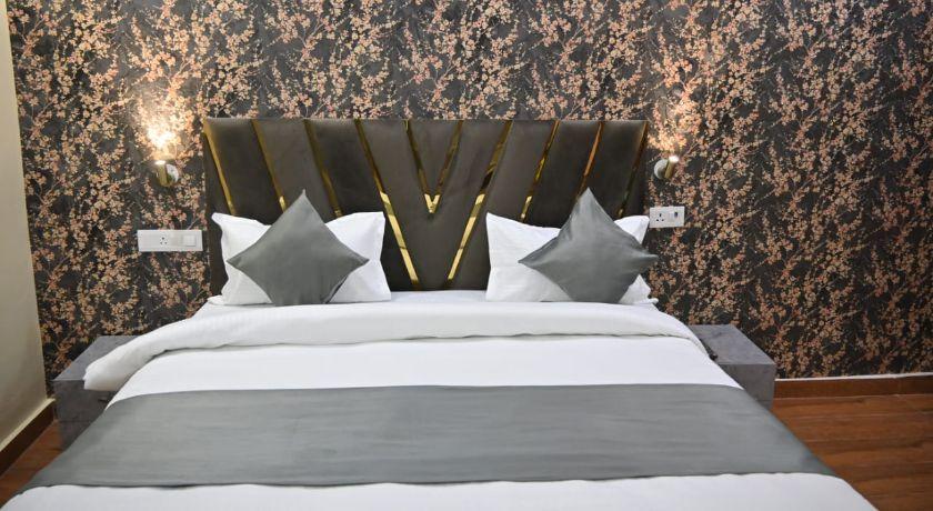 Hotel Raas Plaza in Kanpur