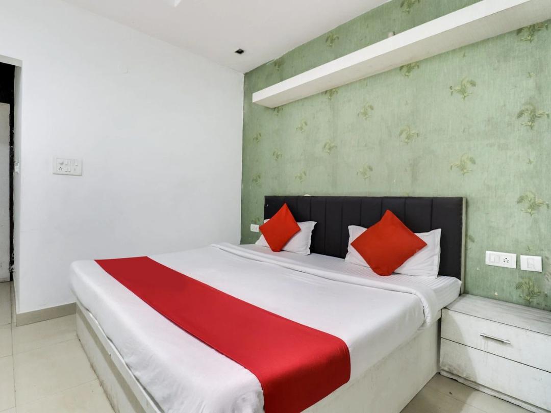 SR Hotel in Lucknow
