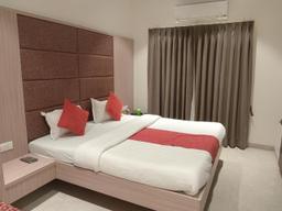 Hotel Rajshree in Ahmednagar