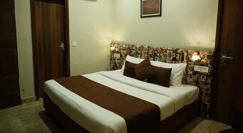Hotel The Lamp in Zirakpur